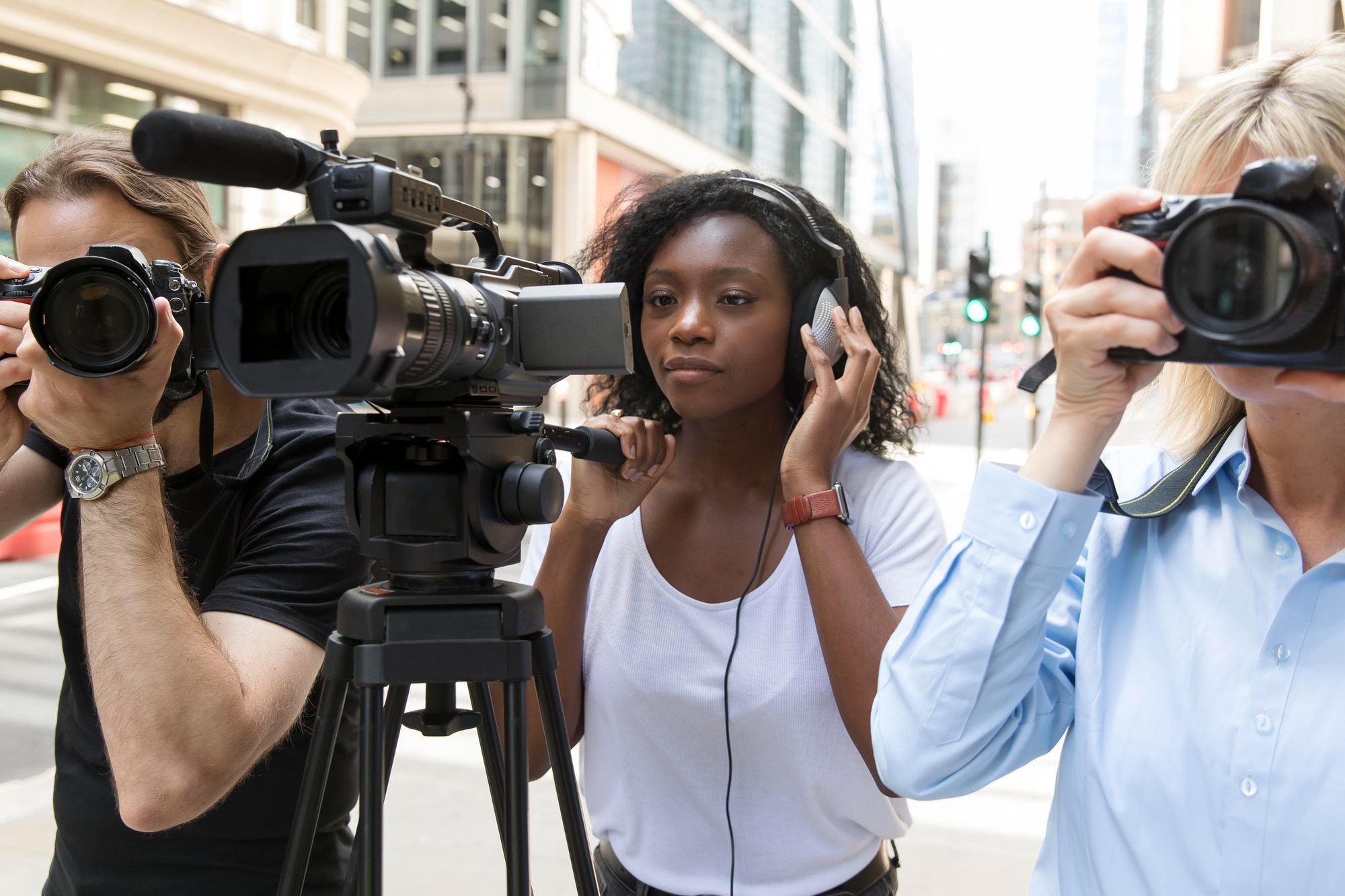 cinéaste africaine sur un tournage de film
